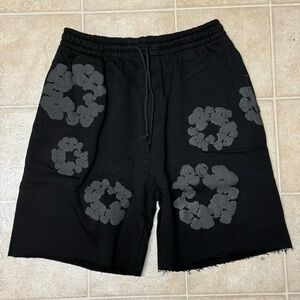 NEW Denim Tears The Cotton Wreath Shorts Black Size Medium AUTHENTIC